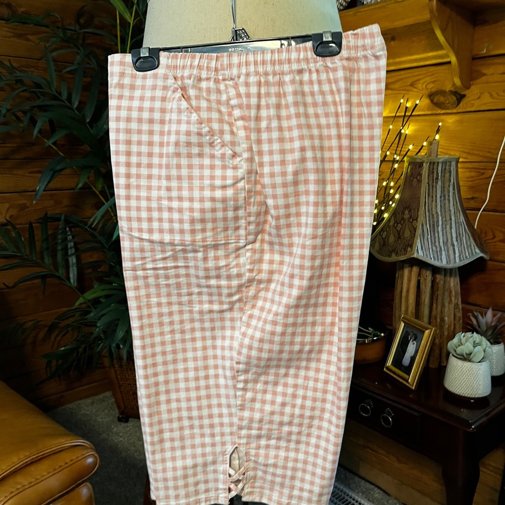 croft & barrow 3x(38”W x 50”H x 16”L)Pink Gingham Elastic-Waist Capri Pant.